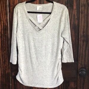 Siren Lily maternity 3/4 length sleeve gray shirt. Size L. NWT